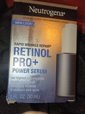 Neutrogena Retinol Pro+ Power Serum — Blue and Silver